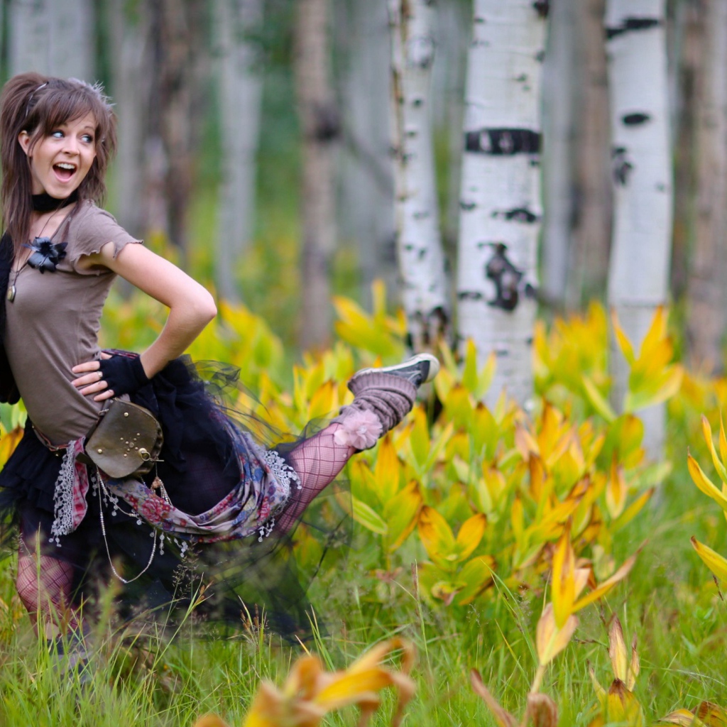 Скрипачка в березовой роще