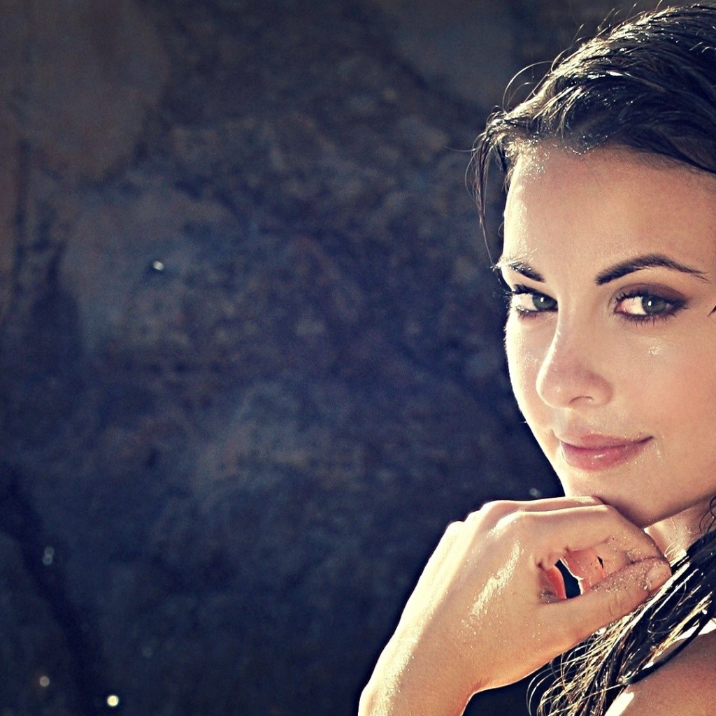 Мокрые волосы у девушки Lorena Garcia