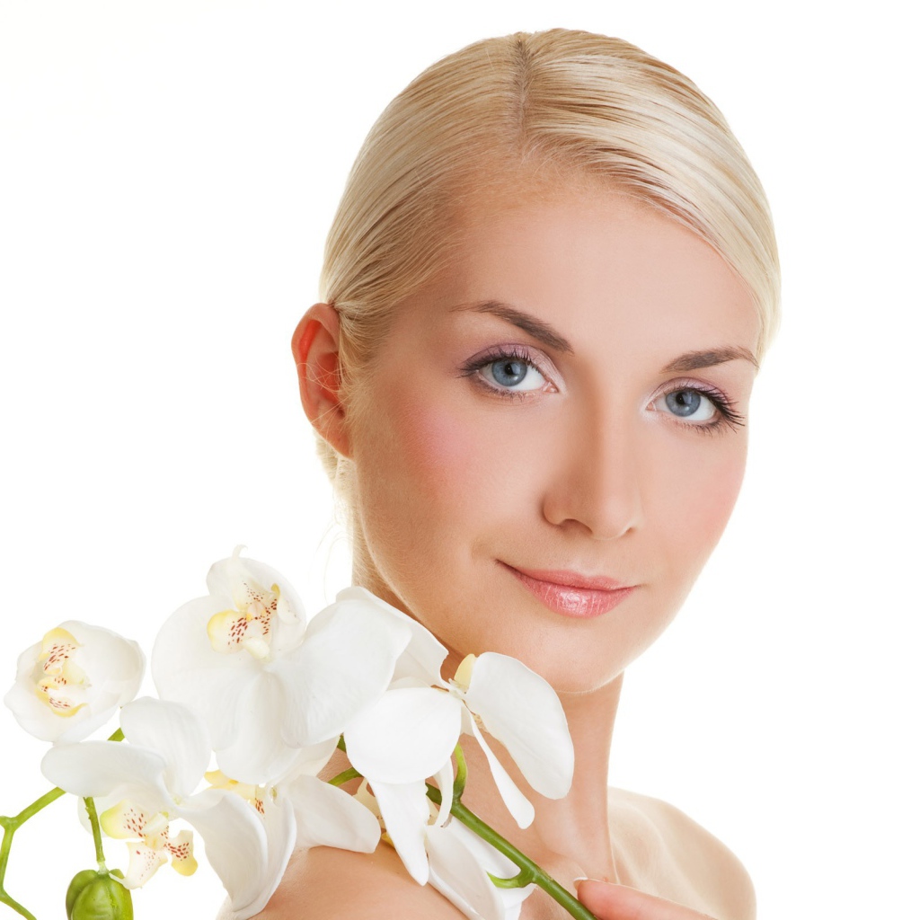 Белые цветы на плече у девушки