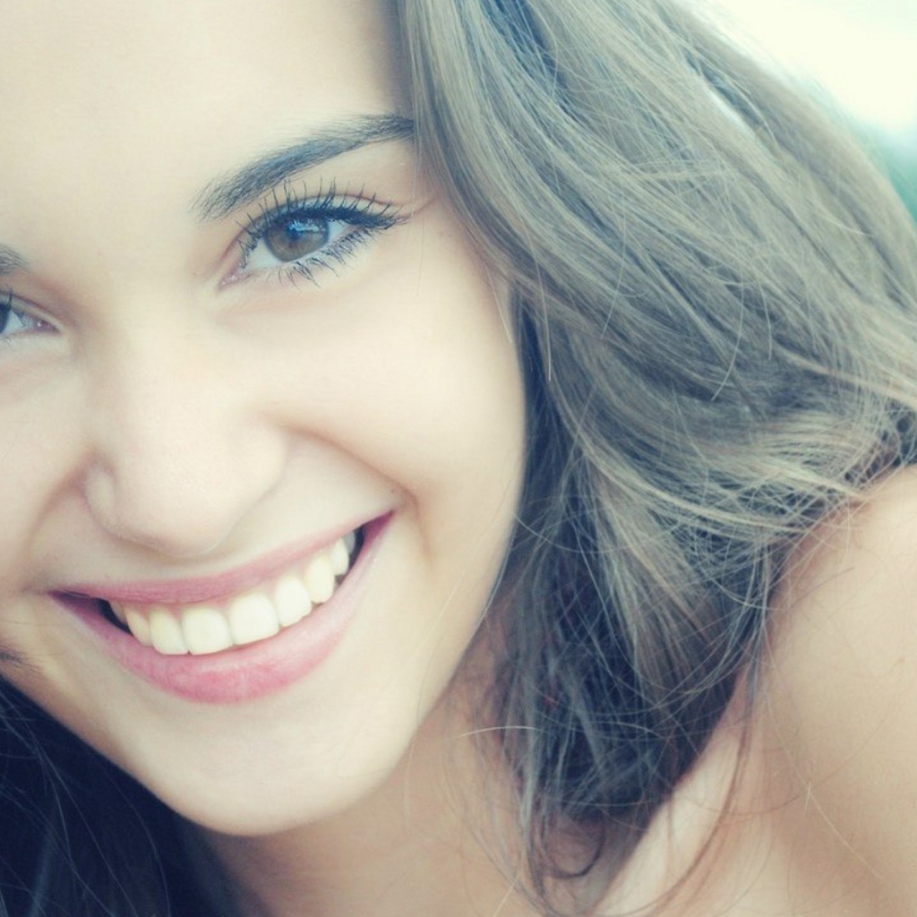 Белозубая улыбка милой девушки