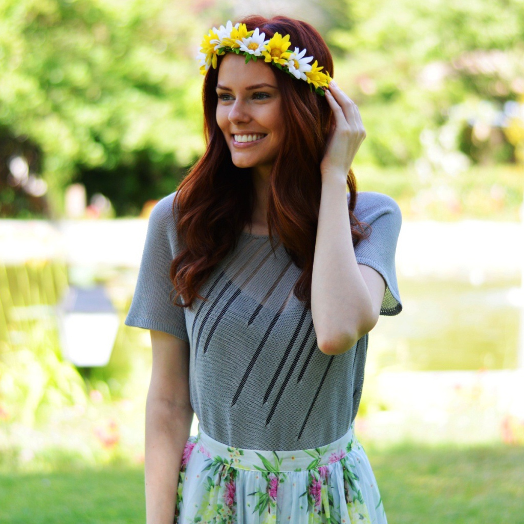 Венок из цветов на голове девушки