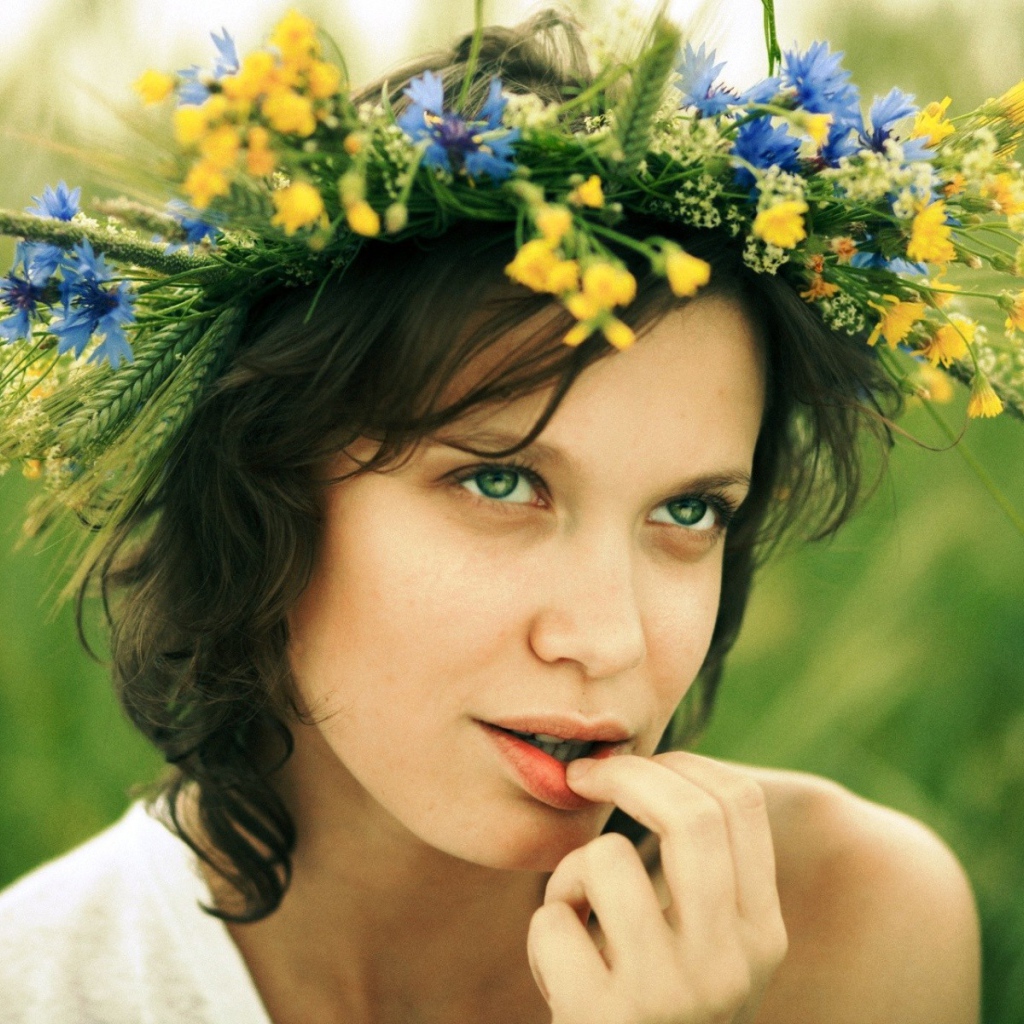 Венок из цветов на голове у девушки