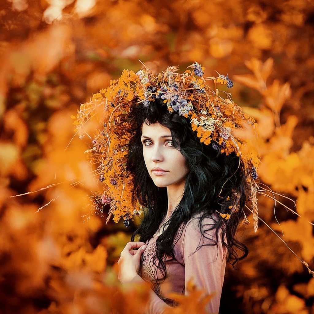 Девушка брюнетка как воплощение осени
