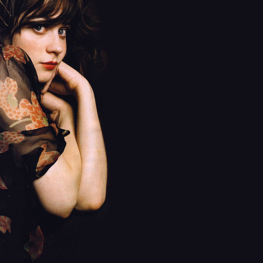 Зоуи Дешанель в платье на черном фоне