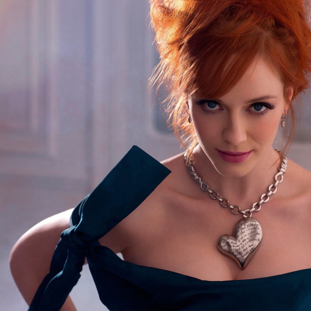 Кулон в форме сердца на шее Кристины Хендрикс