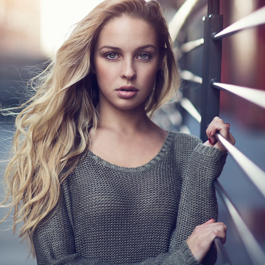 Портрет русой девушки у перил