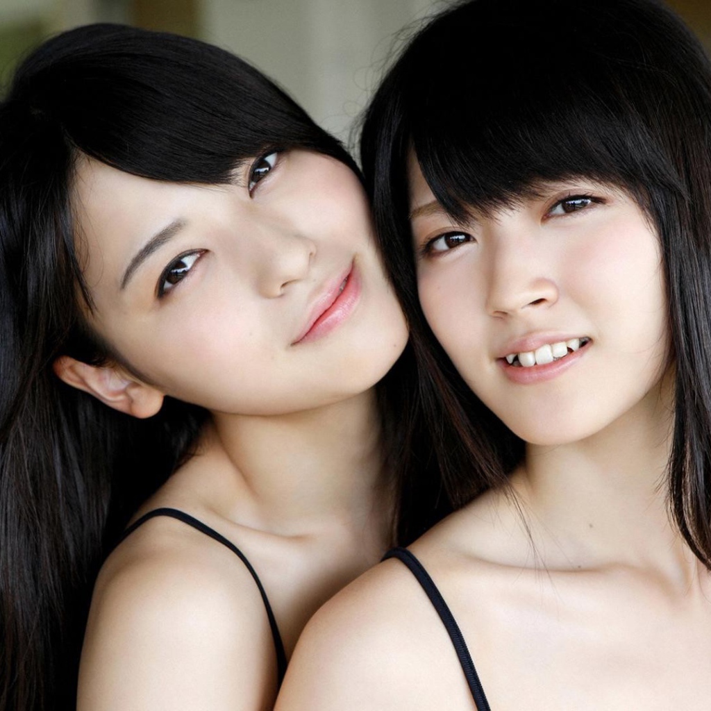 Две девушки сестры из Японии