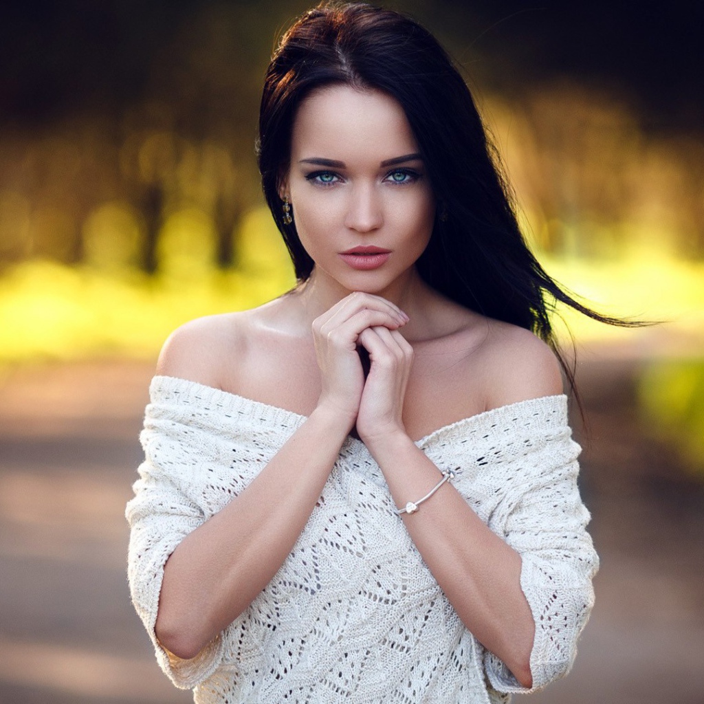 Девушка в белом платье Ангелина Петрова