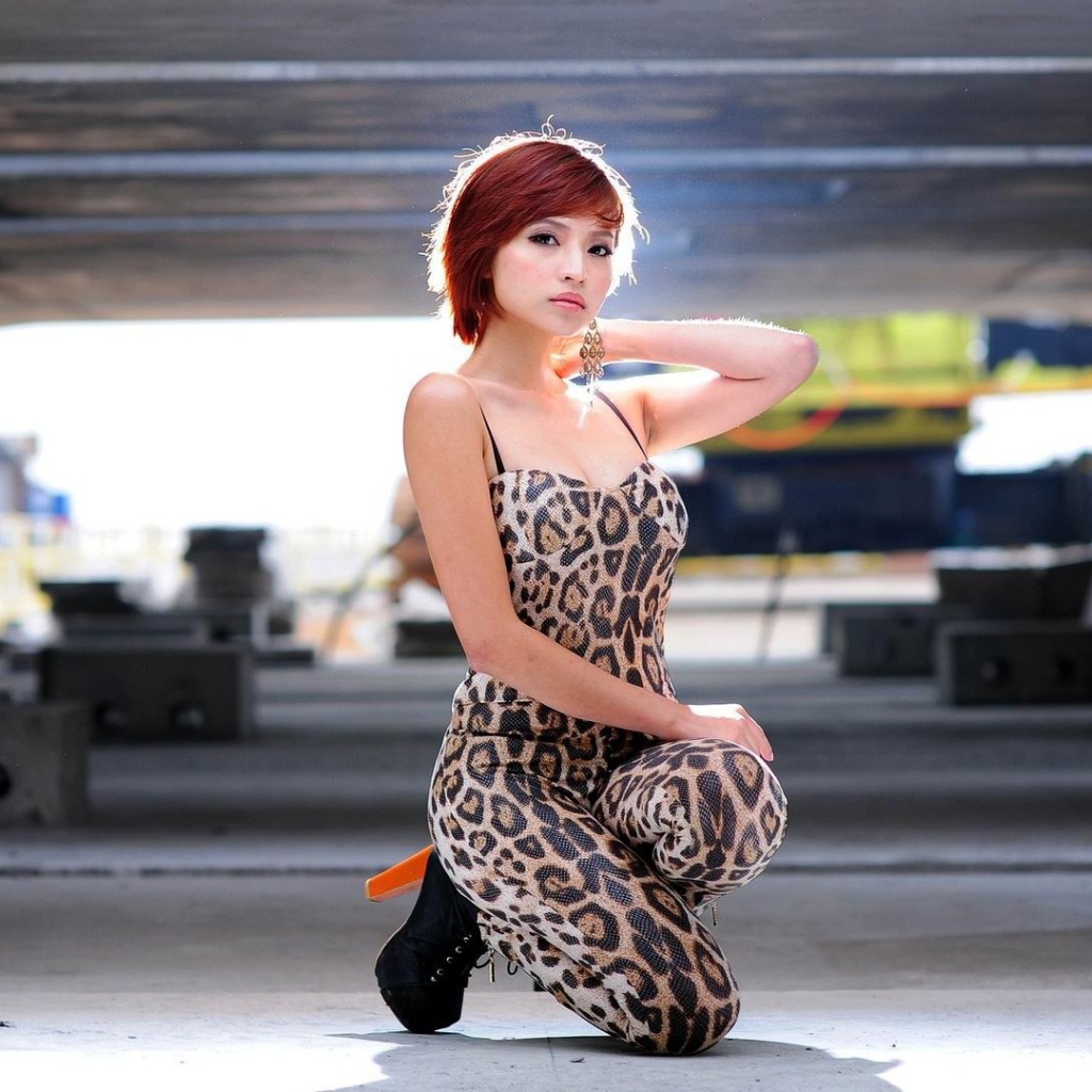 Азиатская модель позирует под мостом