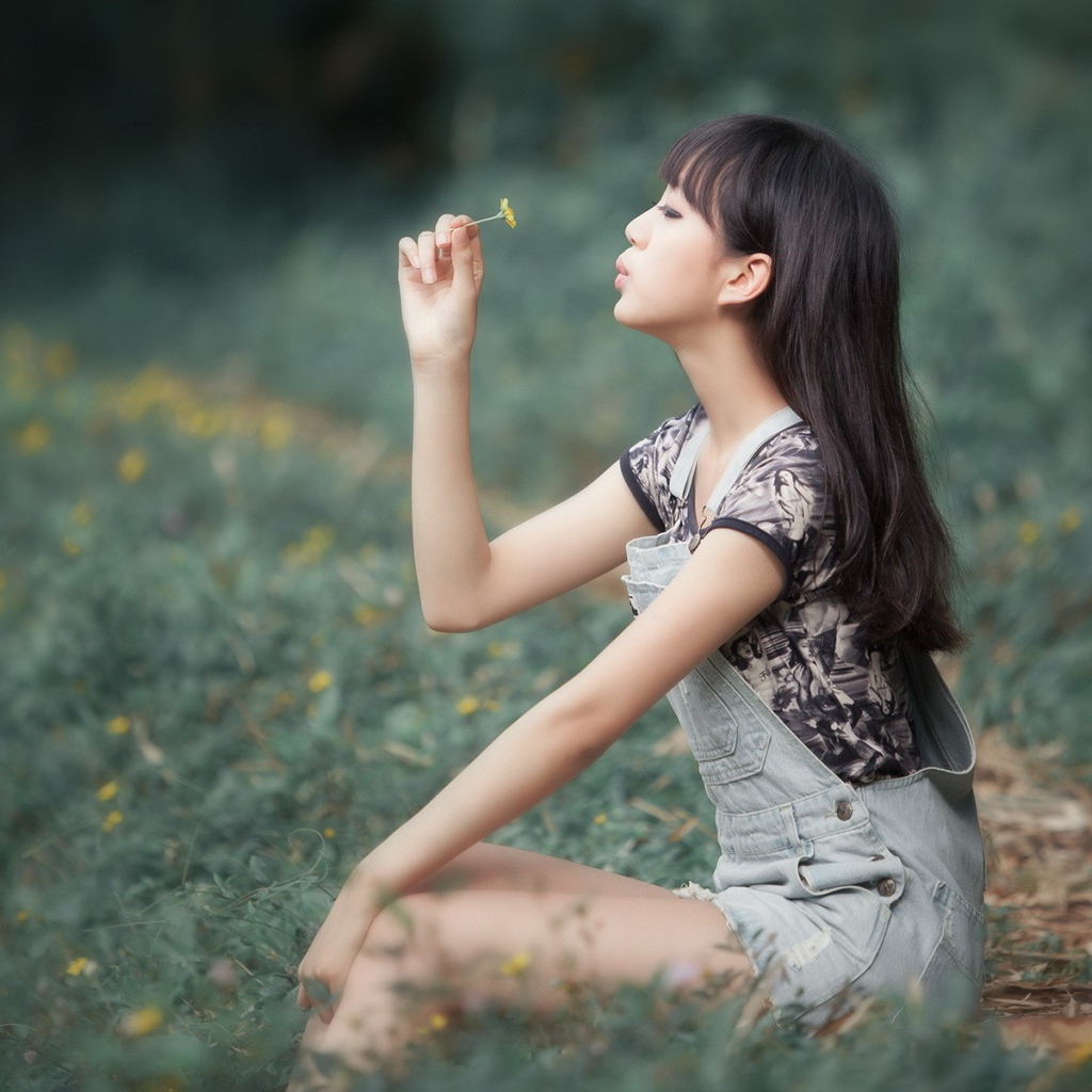 Азиатская модель с желтым цветком