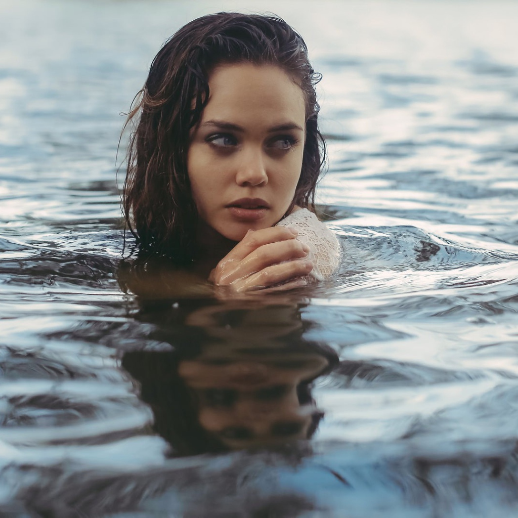 Девушка Aurela Skandaj в воде