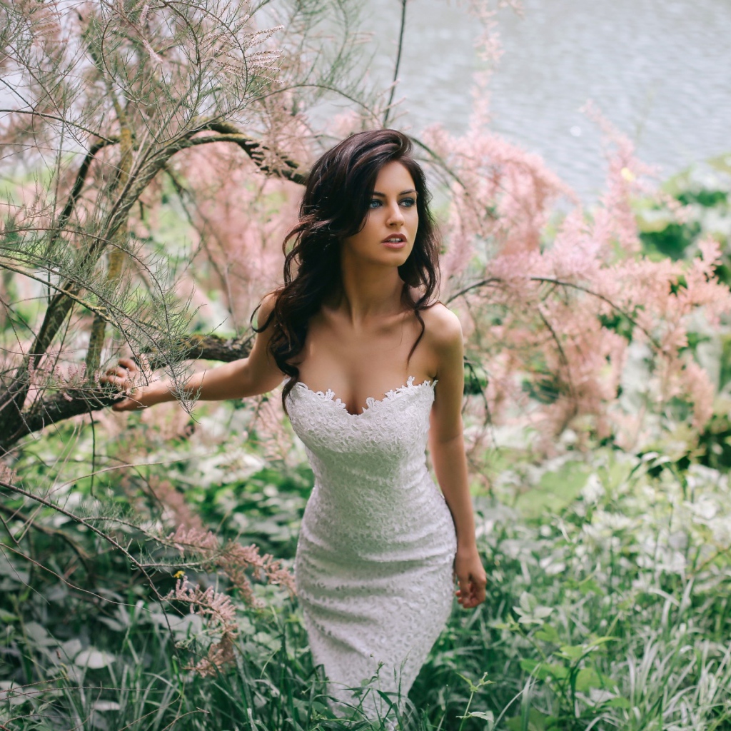 Модель Aurela Skandaj в белом платье