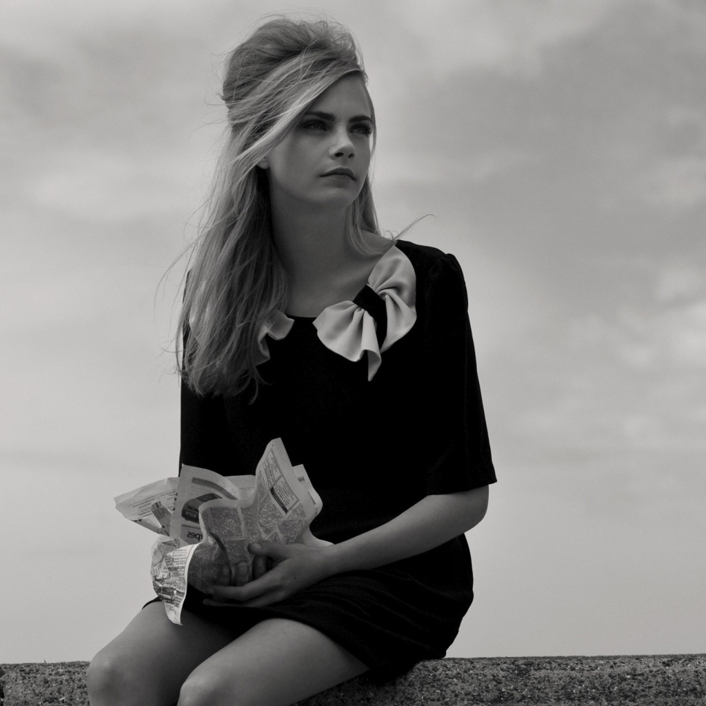 Черно белое фото модели Кара Делевинь
