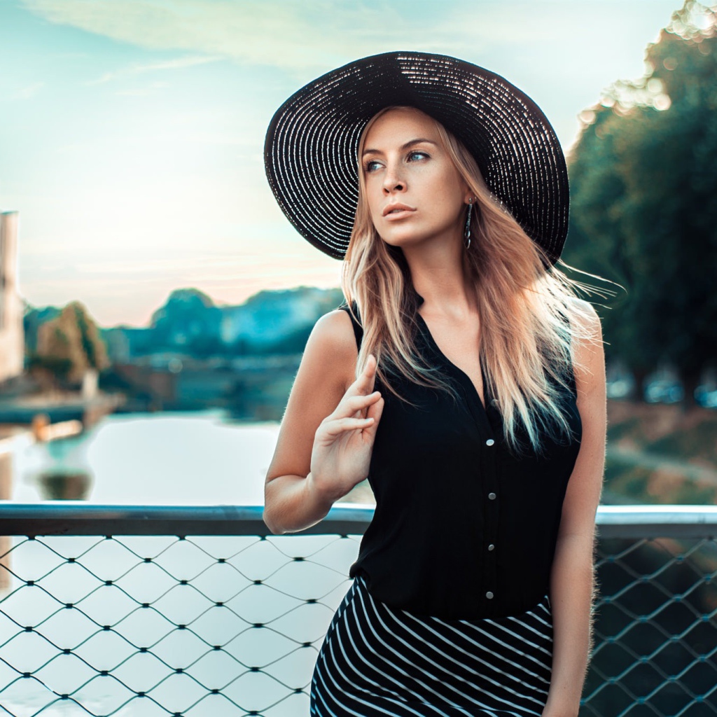 Черная кружевная шляпа на голове у девушки