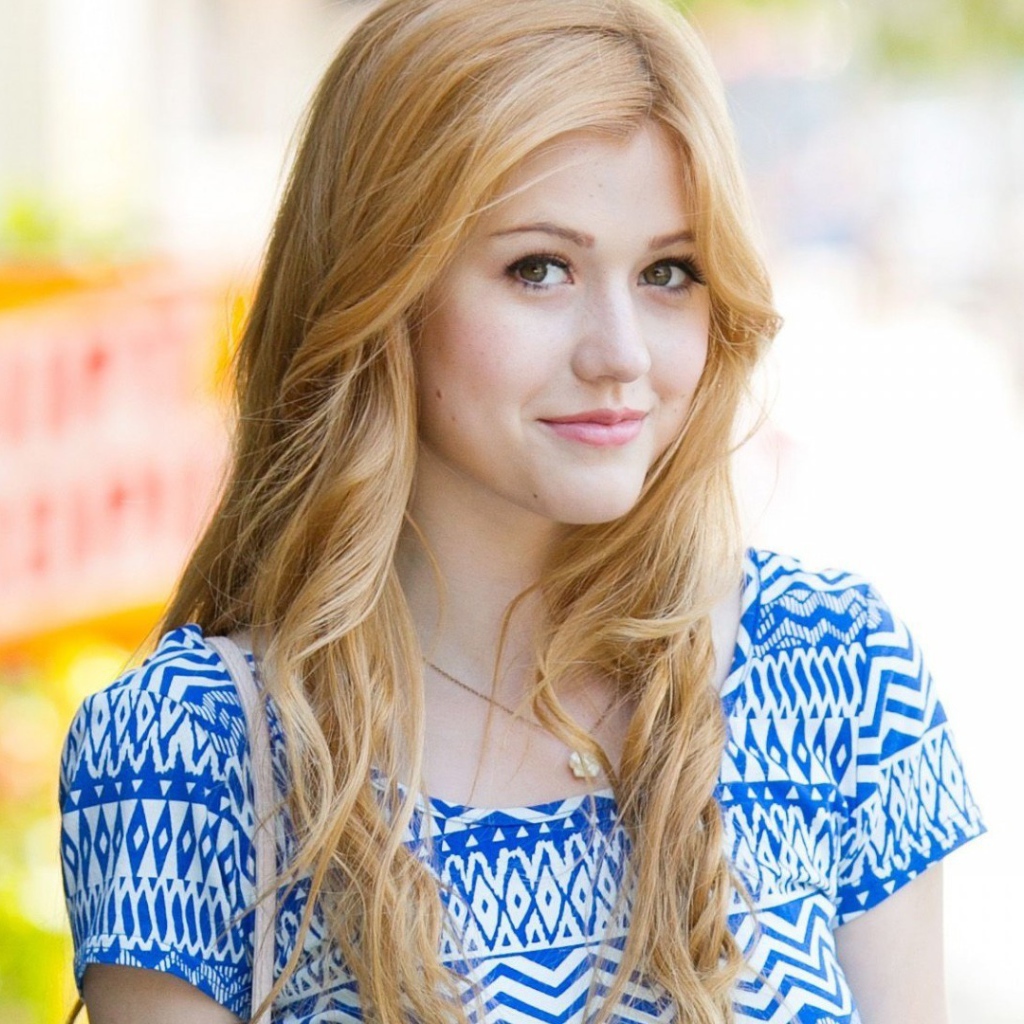 Светловолосая модель Кэтрин Макнамара