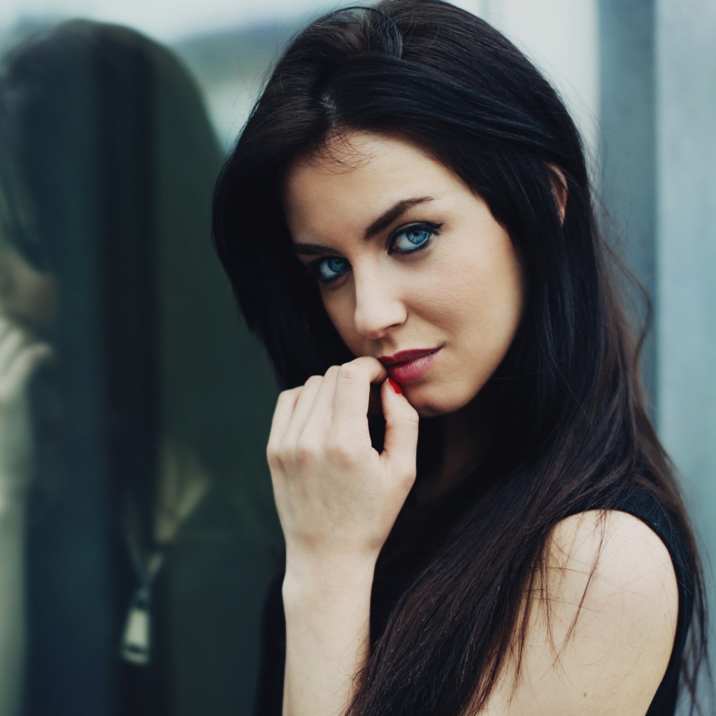 Голубоглазая брюнетка Aurela Skandaj