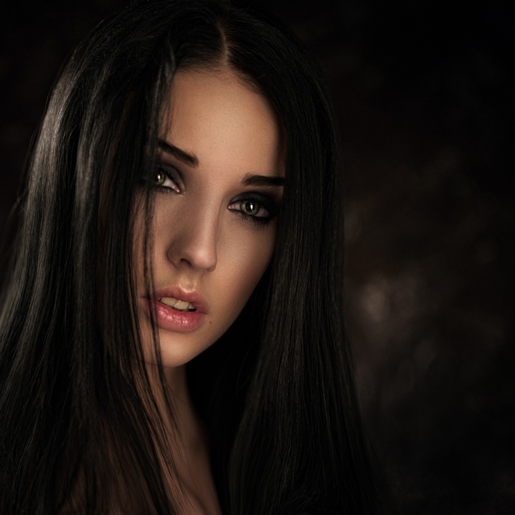 Модель брюнетка Алла Бергер