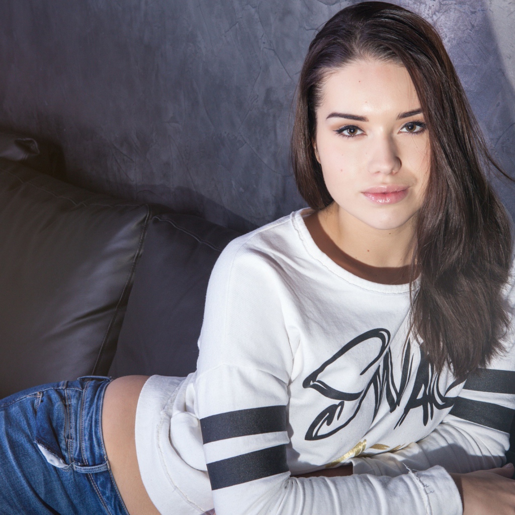 Модель брюнетка Aza