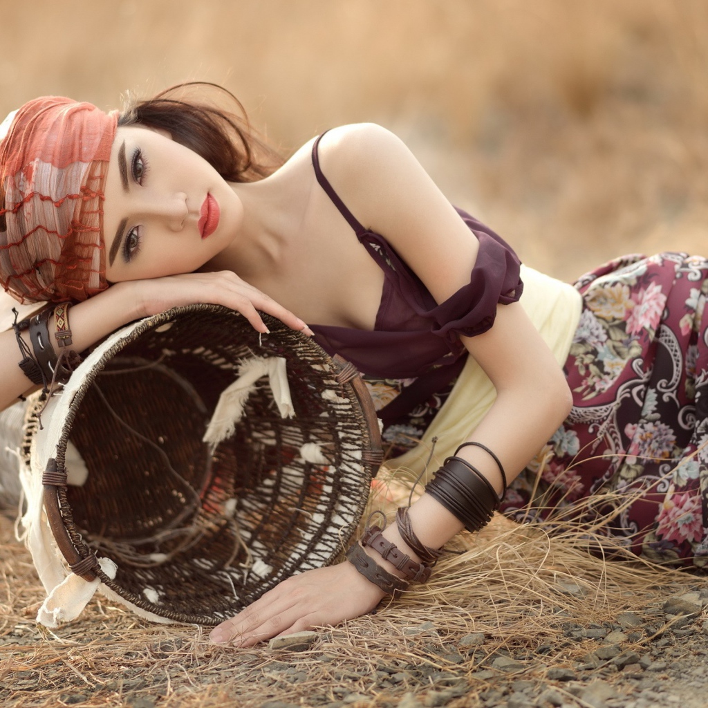 Модель брюнетка позирует с корзиной