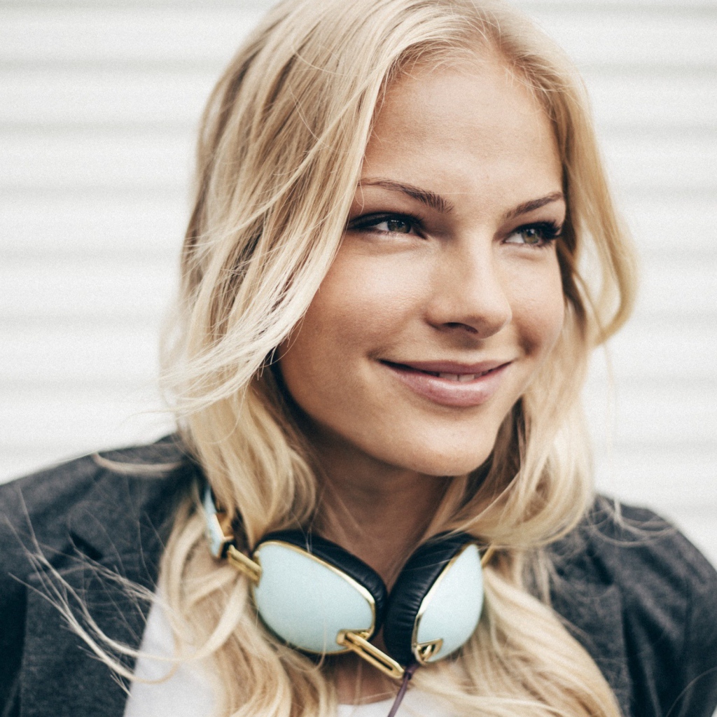 Дарья Клишина с наушниками на шее