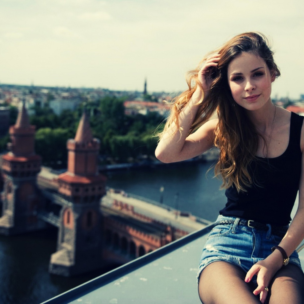 Девушка Лена Майер-Ландрут на фоне города