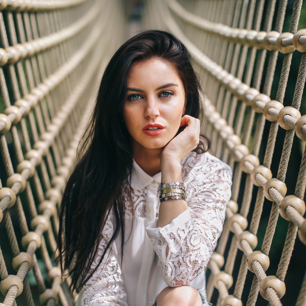 Девушка среди сетей, Aurela Skandaj