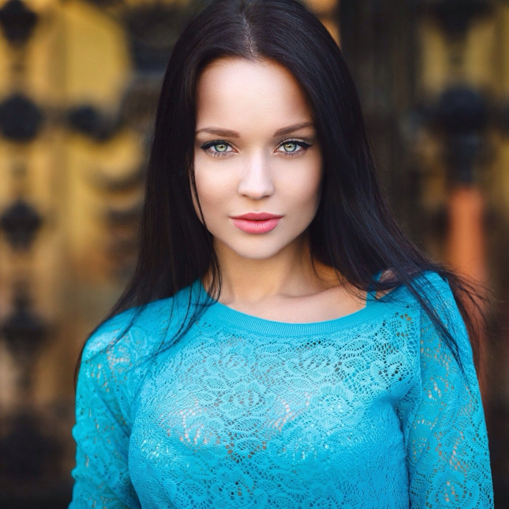 Девушка в голубом платье Ангелина Петрова