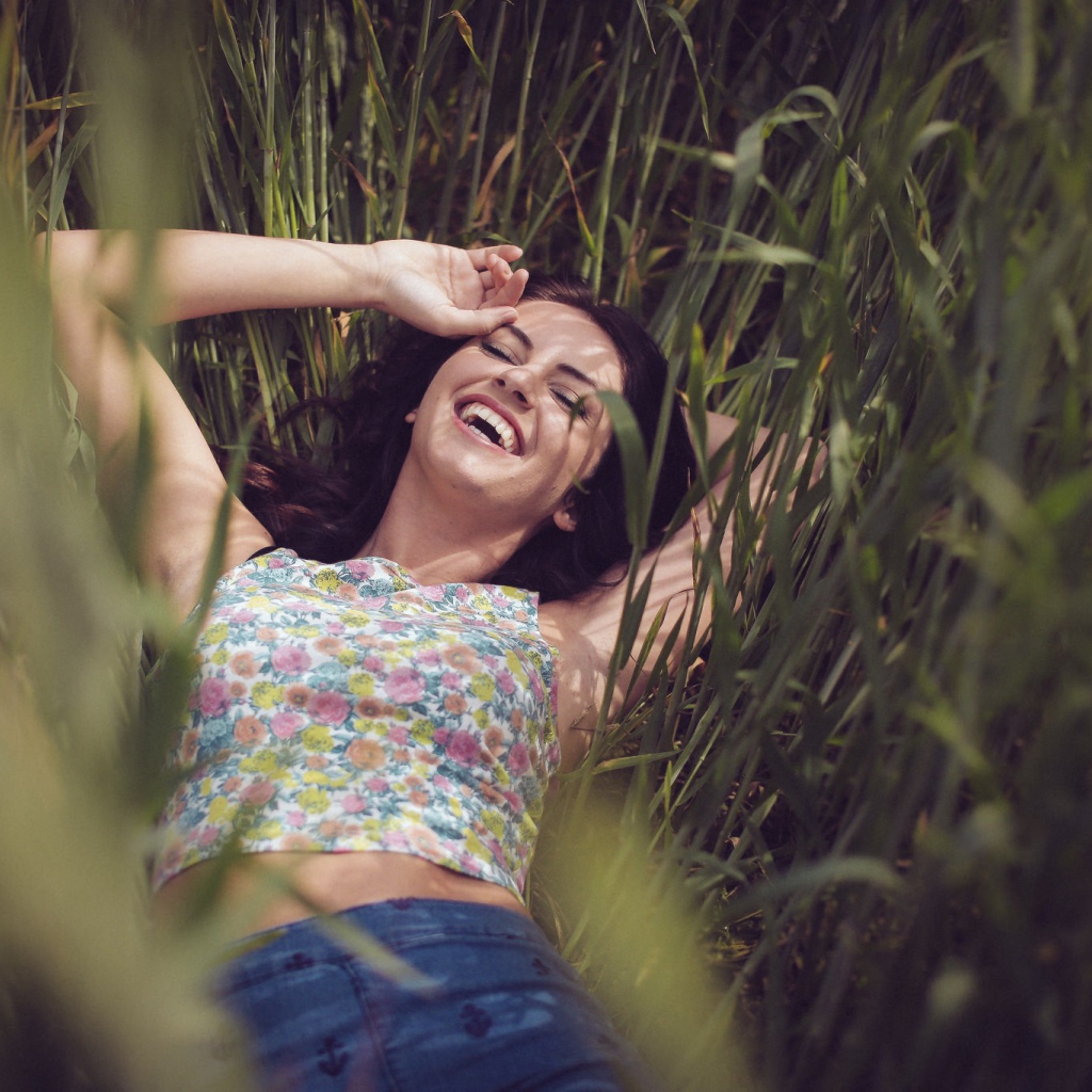 Девушка лежит в траве, Aurela Skandaj