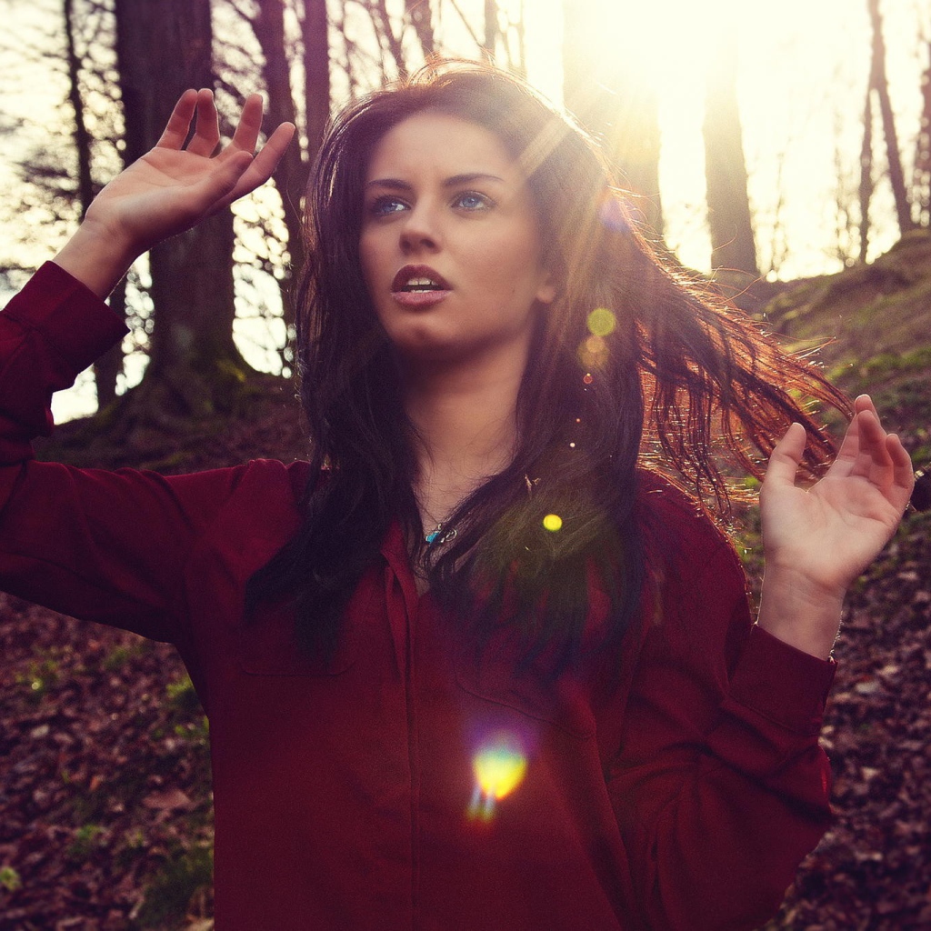 Девушка гуляет по парку, Aurela Skandaj