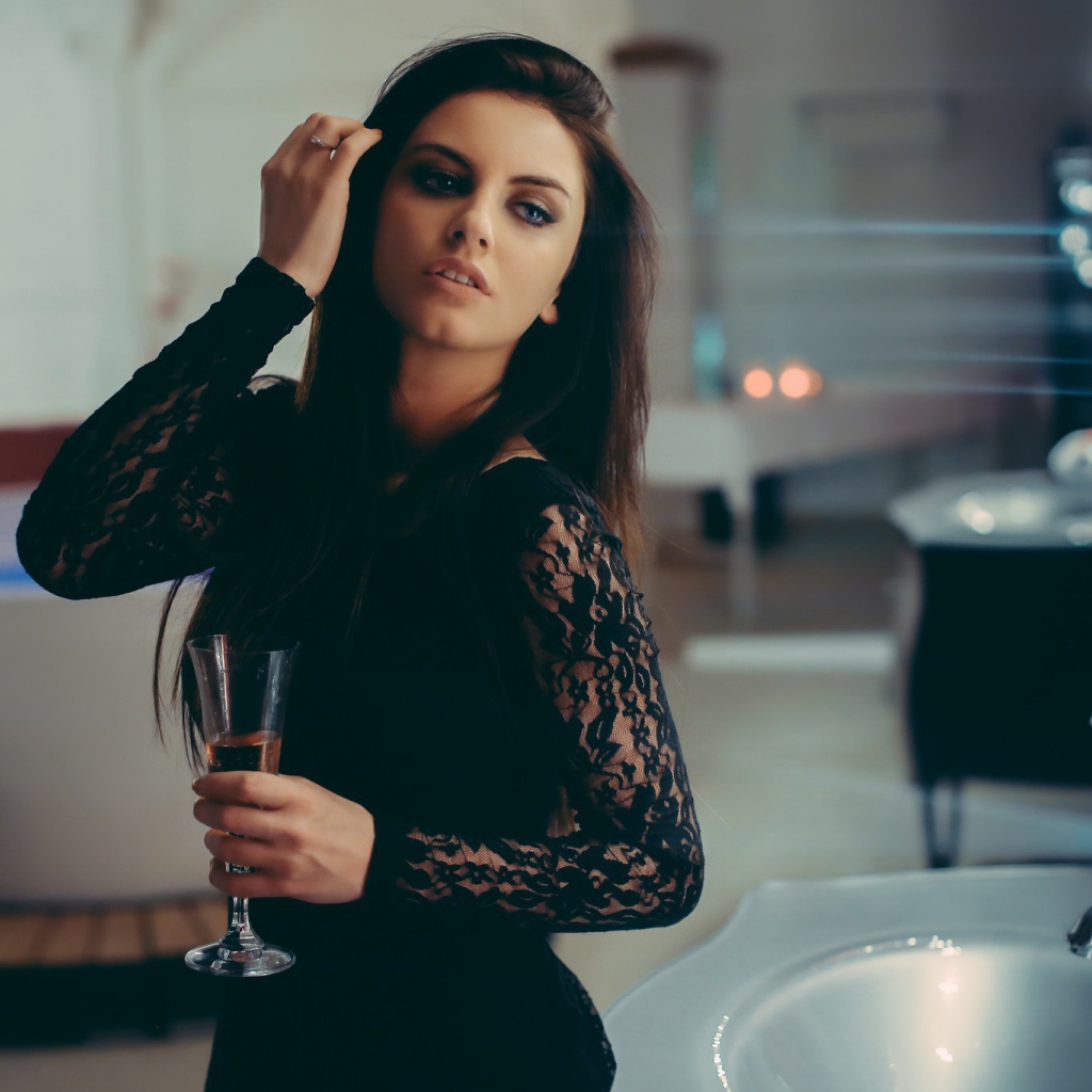 Девушка с бокалом, Aurela Skandaj