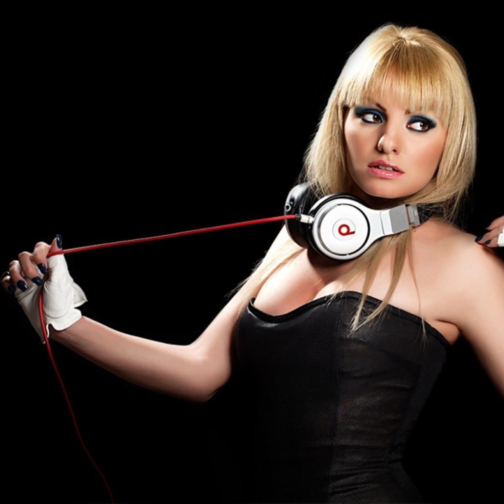 Наушники на шее Александры Стан