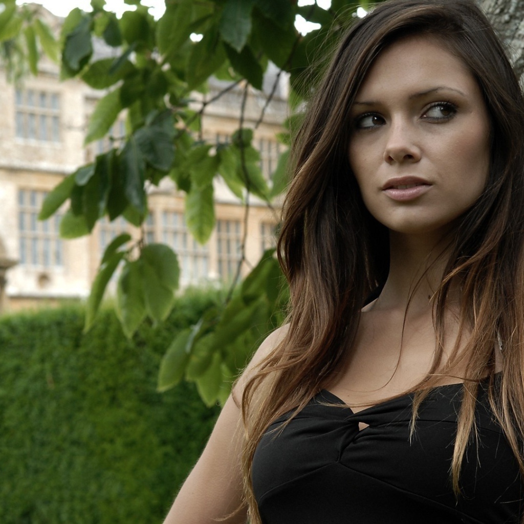 Длинноволосая модель Louisa Marie