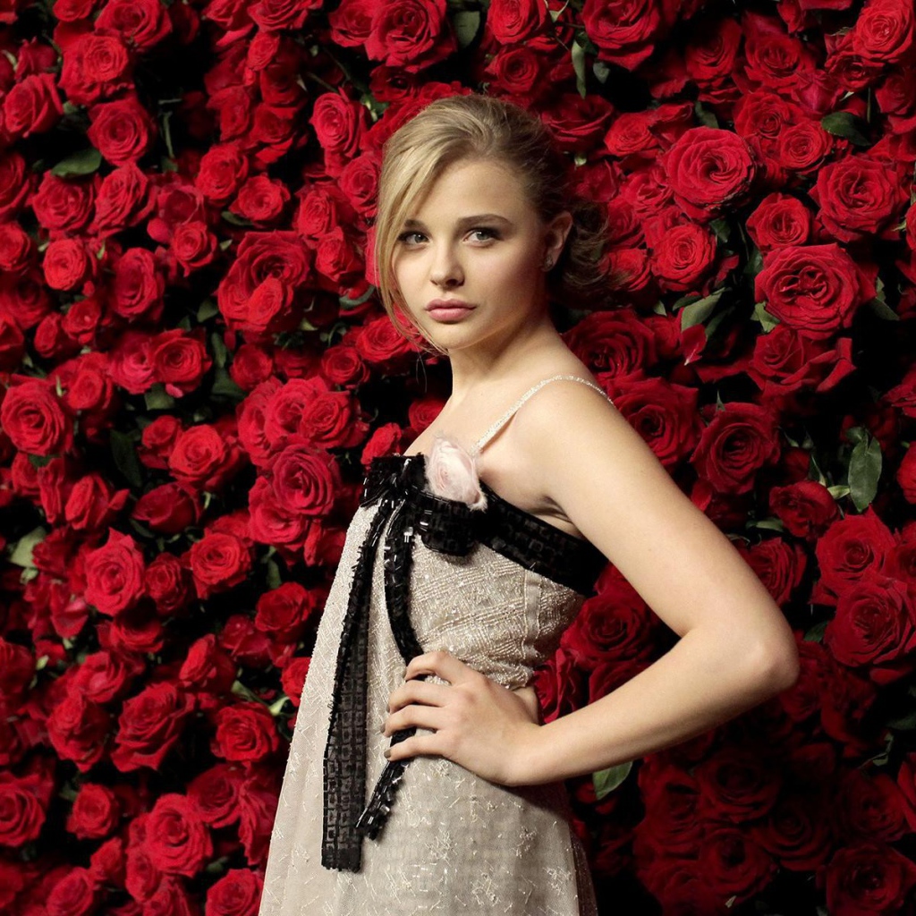 Модель Хлоя Грэйс у стены из роз