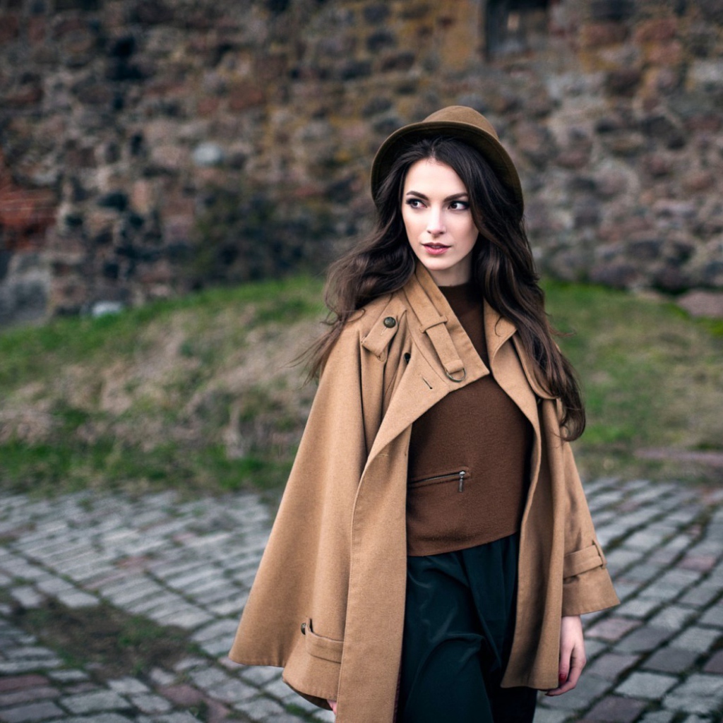 Модель Карина Сунцева  в шляпе и накидке