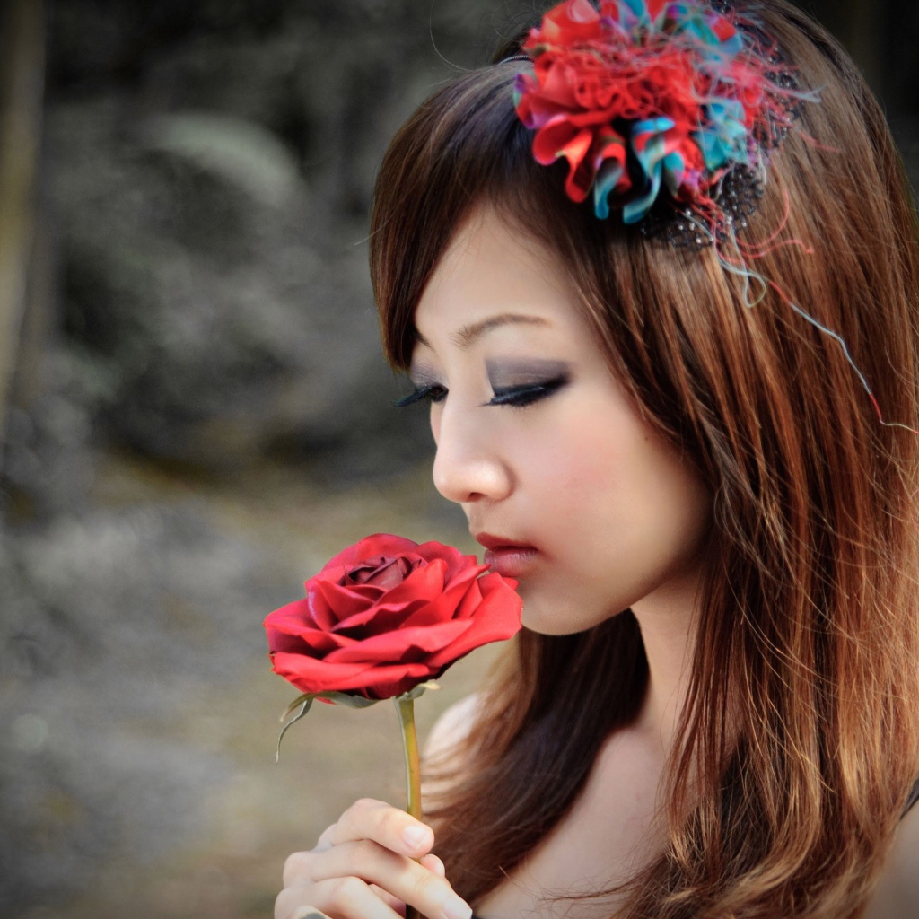 Модель Микако Чанг с розой в руке