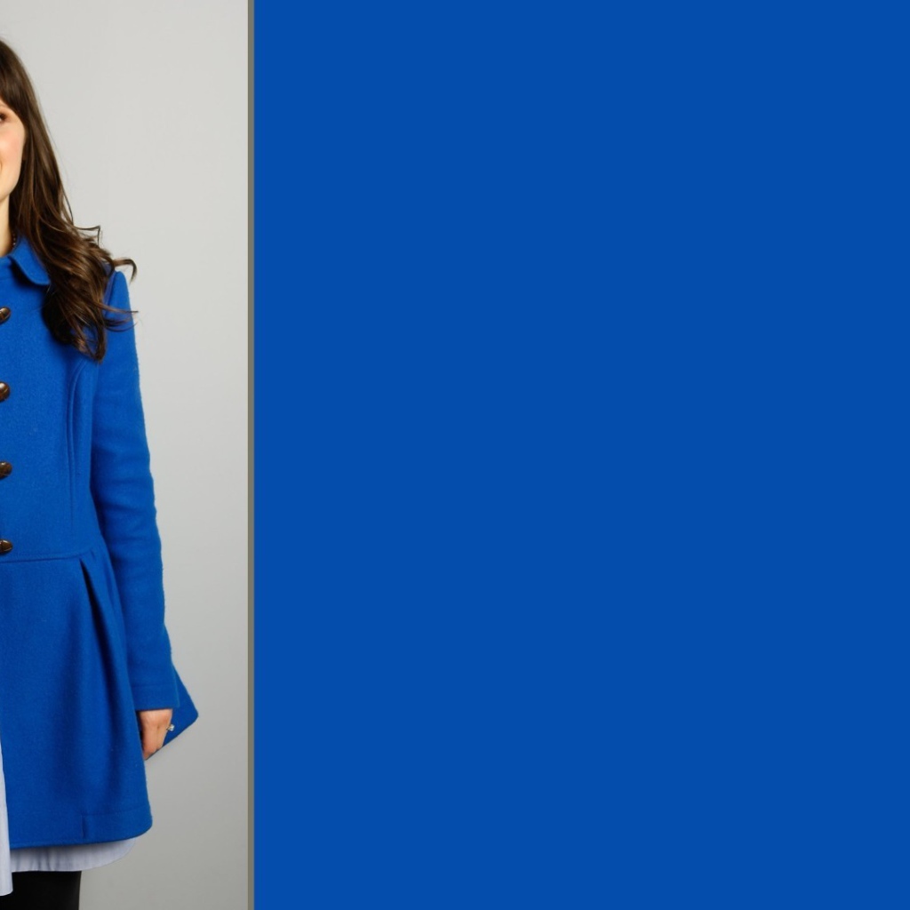 Модель Зоуи Дешанель в голубом пальто