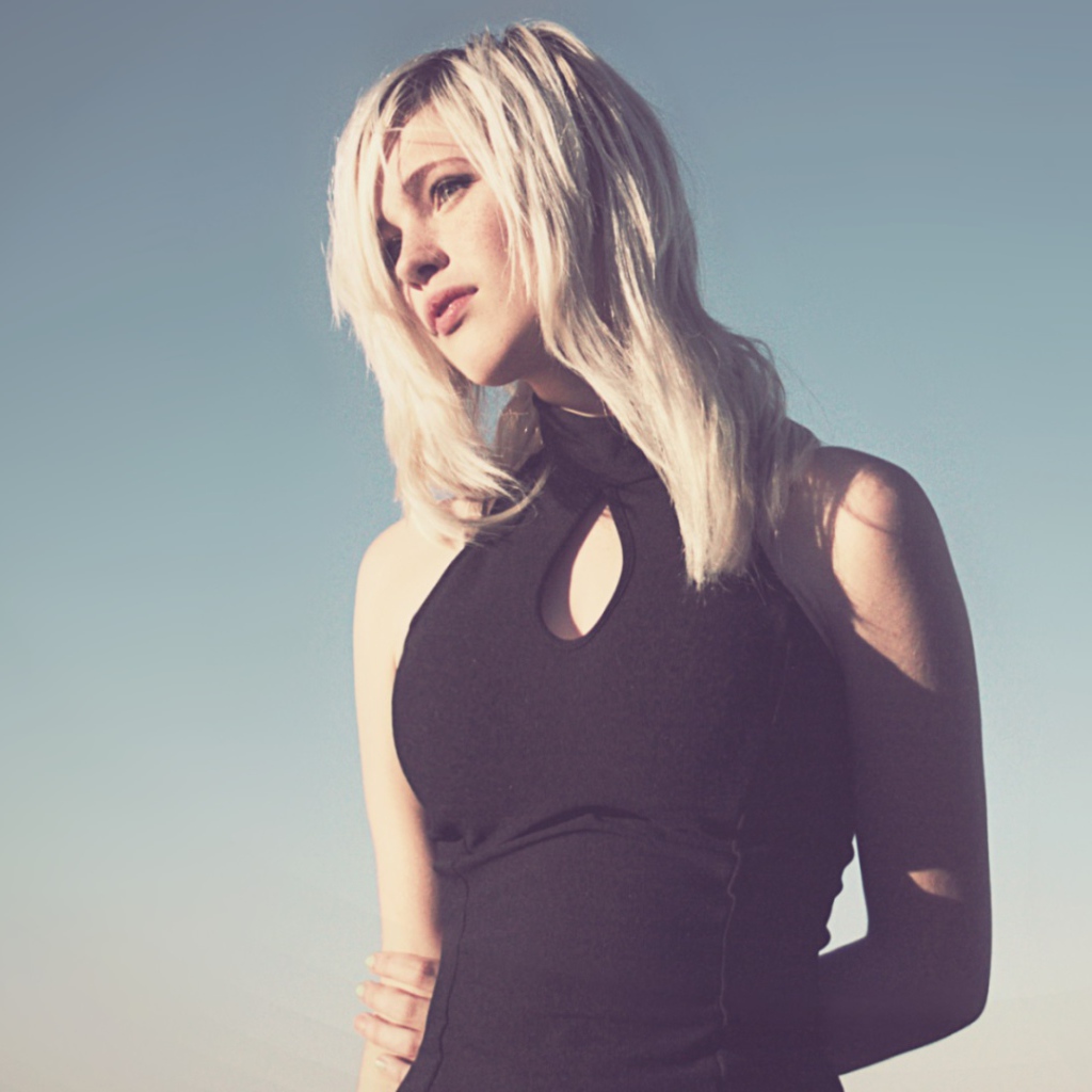 Модель блондинка Devon Jade