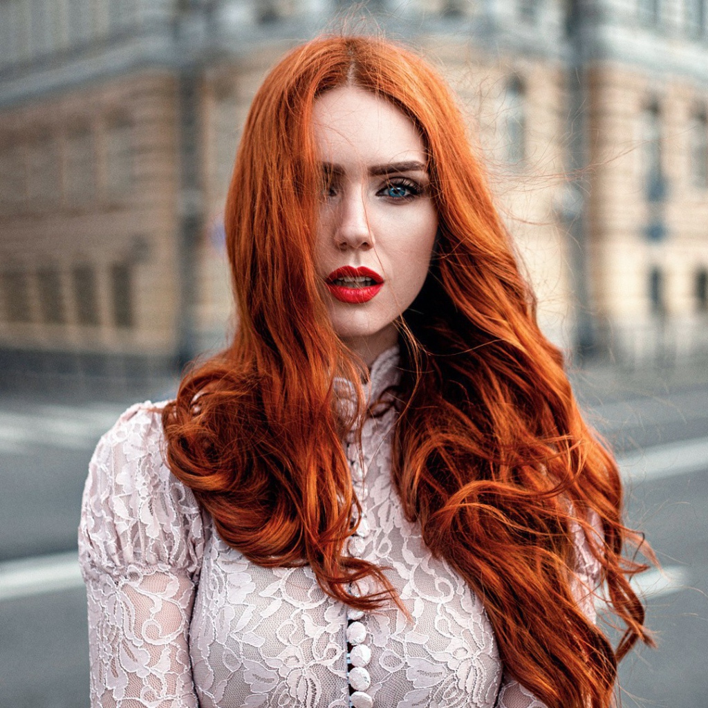 Рыжая девушка на улице, фотограф Георгий Чернядьев