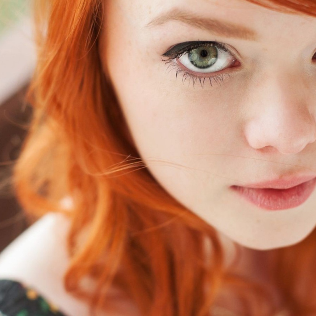 Рыжая модель с зелеными глазами Julie Kennedy