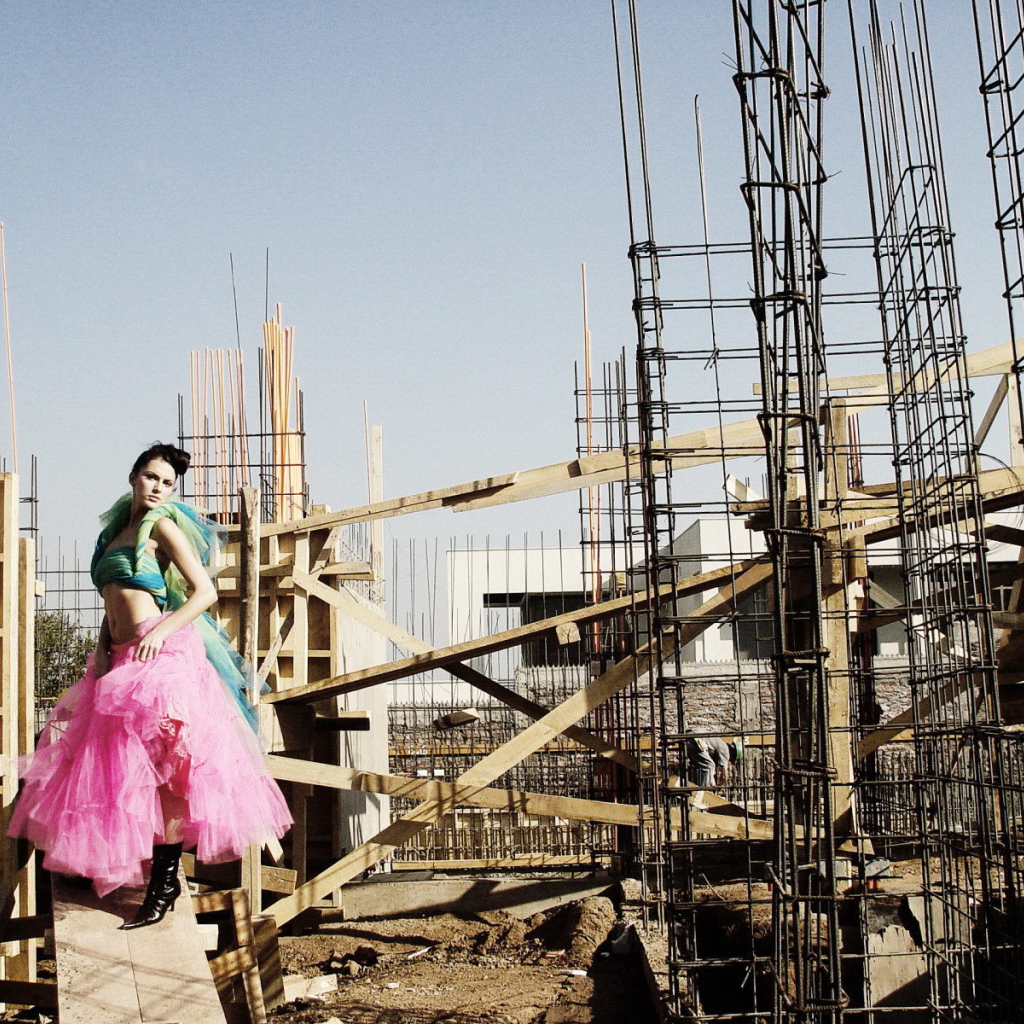 Девушка на стройке дома