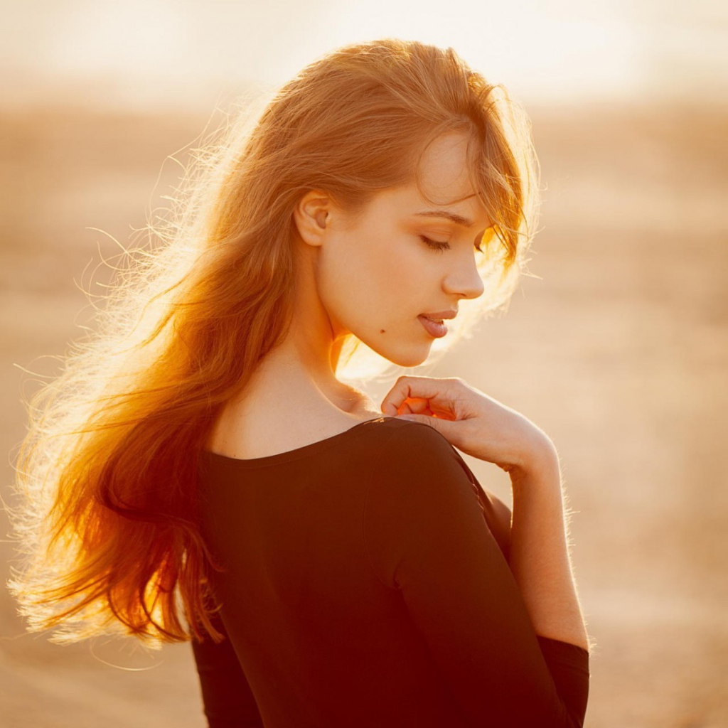 Солнце освещает волосы девушки, фото Анна Неврева