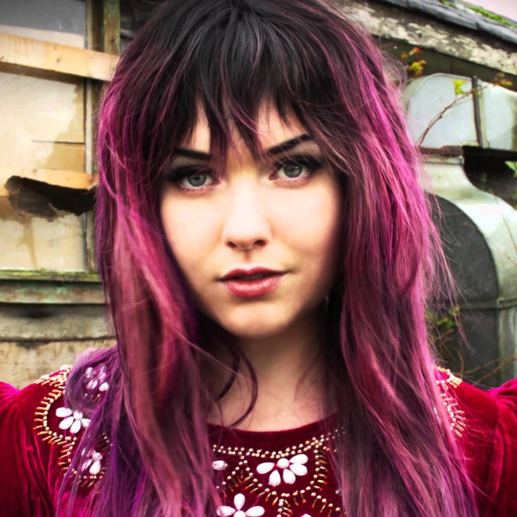 Модель Veela с красными волосами