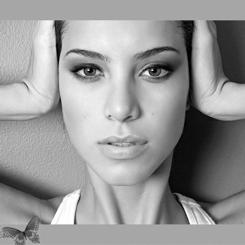 Девушка держит голову