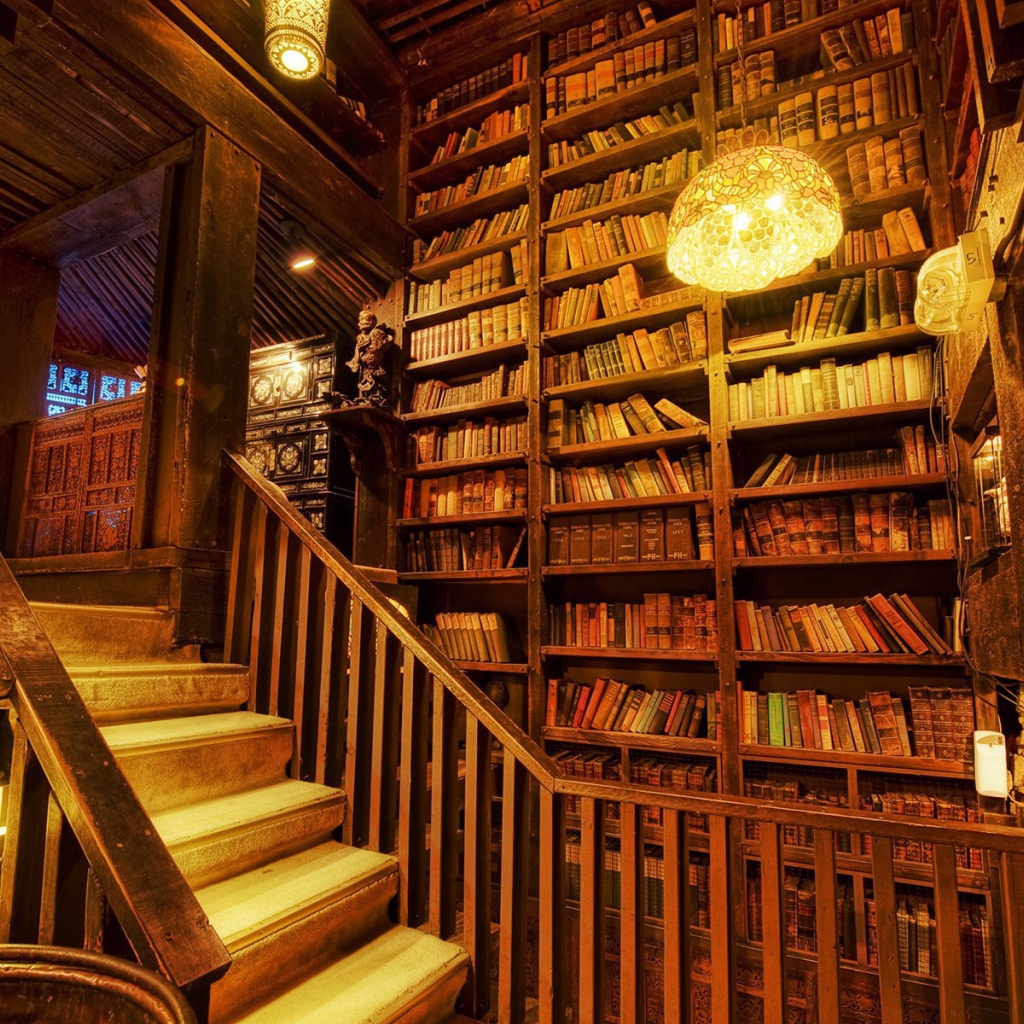 Интерьер деревянного здания библиотеки