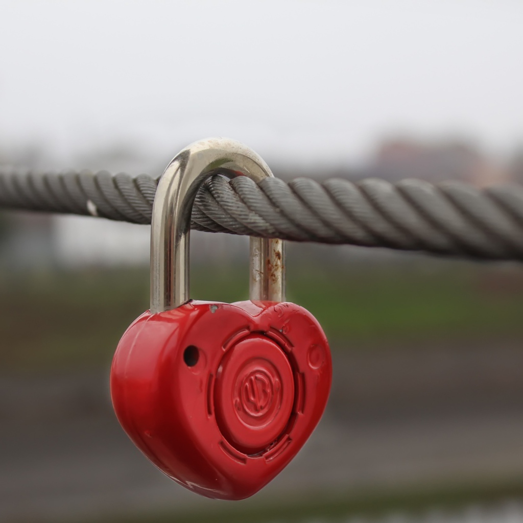 Замок в форме сердца висит на тросе
