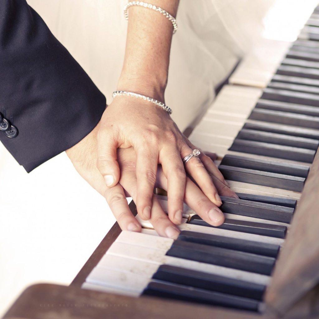 Руки влюбленных на пианино
