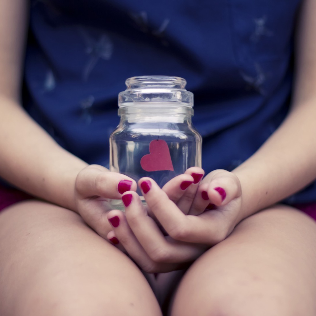 Сердце в банке в руках у девушки