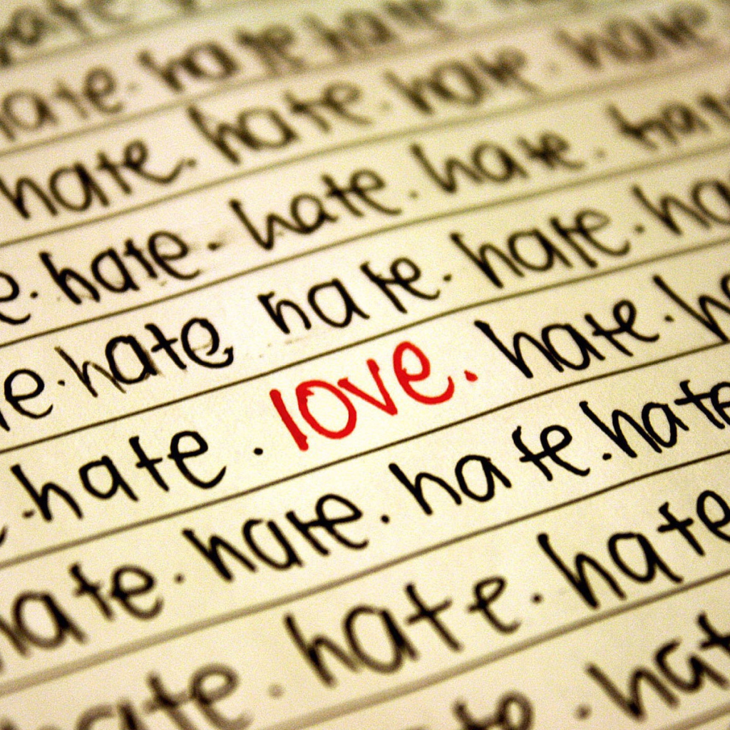 Надпись любовь между словами ненависти