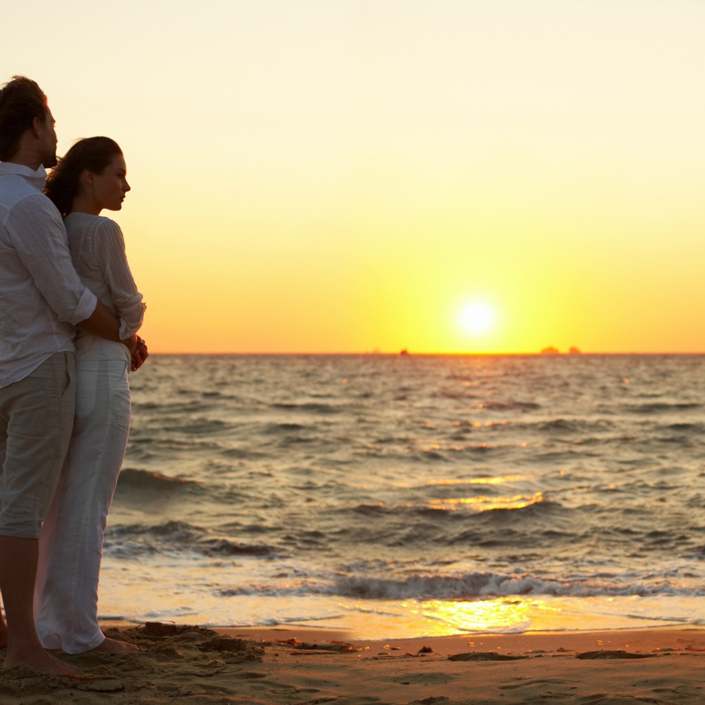 Влюбленные на закате у моря