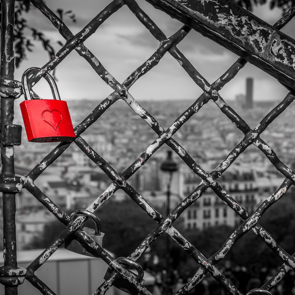 Красный замок на серой решетке, любовь